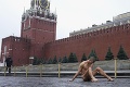 Toto muselo bolieť! Rus si priklincoval semenníky k dlažbe na Červenom námestí