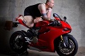 Perfektné FOTKY: Prečo muži nepózujú pri motorkách? Aby ste nedostali záchvat smiechu!