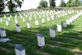 Neúcta k mŕtvym: Zlodej z vojnového cintorína ukradol 53 mosadzných tabúľ!