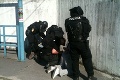 Policajná akcia: Kukláči zasiahli proti dvom mužom z mercedesu