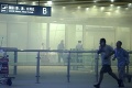 Útok na letisku v Pekingu: Muž na vozíku sa odpálil v príletovej hale!