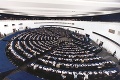 Brusel rozhadzuje: Europoslanci dostanú na asistentov 18 820 €