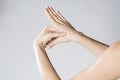 Účinná prevencia proti bolesti: Namiesto tabletiek vyskúšajte jogu prstov!