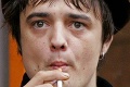 Prekvapil Bratislavčanov: Hviezdny spevák Pete Doherty zahral pod Michalskou bránou