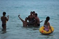 Otrasné divadlo: Čínski dovolenkári pre fotku skoro utýrali delfína k smrti