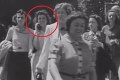 Záber dievčaťa z roku 1938: Ako sa jej dostal do ruky mobil?
