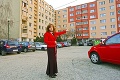 Obyvatelia Rače: Firma ich núti kúpiť parkovacie boxy za tisíce eur