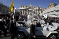 Dojímavá pápežova rozlúčka s veriacimi: Dieťatko vzal do rúk a bozkal na čelo!