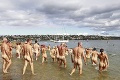 Bez plaviek! Nahí plavci v Sydney zarobili peniaze na charitu