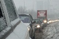 Zima sa nevzdáva: Sneh spôsobil dopravný chaos na cestách
