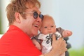 Hrdý tatko Elton John so synom na prechádzke: Toto je môj drobček!