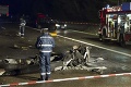 Dráma v Nemecku: Vrtuľník padol a explodoval na rušnej diaľnici