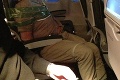 Opitý pasažier vyvádzal v lietadle: Spolucestujúci ho prilepili k sedadlu!
