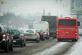 Sneh na západe Slovenska a v Bratislave: Ľudia aj autá sa šmýkali