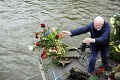 Kvety pre exprezidenta Václava Havla († 75) skončili v rieke Labe