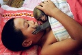 Zvláštne metódy čínskeho biznisu: Žena dojčí opice z vlastných pŕs!
