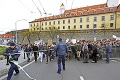 Tisícky študentov protestujú za platy v školstve: Učitelia, hlavu hore!