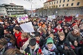 Tisícky študentov protestujú za platy v školstve: Učitelia, hlavu hore!