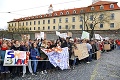 Tisícky študentov protestujú za platy v školstve: Učitelia, hlavu hore!