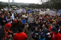 Tisícky študentov protestujú za platy v školstve: Učitelia, hlavu hore!