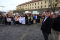 Tisícky študentov protestujú za platy v školstve: Učitelia, hlavu hore!