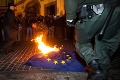 Počas pochodu zapálili vlajku Európskej únie, hrozia im tri roky!