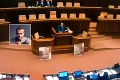 Nový Čas sa objavil v parlamente: Slávikove gay porno „okukovali“ poslanci