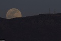 Policajt vyliezol na kopec za podozrivým svetlom a zistil, že je to Mesiac