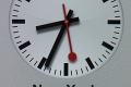 Švajčiarske železnice zúria: Apple kopíruje naše staničné hodiny!