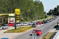 Šialenstvo v Rakúsku: Slováci čakali hodiny na benzín za 0,90 €