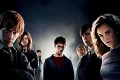 Harry Potter: Kto je tá záhadná brunetka, ktorú drží za ruku?