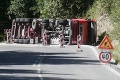 Komplikácie na priechode Šturec: Kamión leží na ceste už hodiny