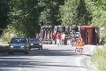 Komplikácie na priechode Šturec: Kamión leží na ceste už hodiny