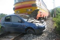 Opitý šofér nabúral do vlaku: Išiel na políciu prepísať auto na seba!