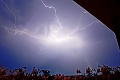 Búrky naberajú na sile: Blesky ničia elektroniku, krúpy autá a strechy