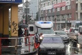 Taxikár zrazil chodca, spôsobil ranné zápchy v Bratislave
