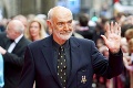 Connery má dve tváre: Na ulici za deduška, na premiérach za playboya