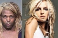 Chytili Britney Spears? Nie, to je drogový díler, ktorý nosí vlasy ako ona!