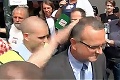Českého ministra napadli demonštranti: Kalousek schytal po hlave!