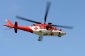 Padajúci konár zranil robotníka na hlave a ruke, zasahoval vrtuľník