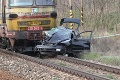 Nehoda na priecestí: Nákladný vlak zrámoval nabúrané auto!