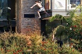 Ashton Kutcher: Kto by chodil k bazénu, keď môže skočiť z terasy!