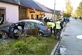 Netradičná nehoda v Senici: Šofér „zaparkoval“ vo vchode domu!