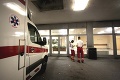 Pacientku nedostali do sanitky, pomohli až hasiči z Michaloviec