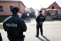 Malackým Rómom búrali čiernu stavbu: Zasahovala polícia!