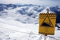 Pád lavíny neprežili traja lyžiari: Elyse zachránil airbag