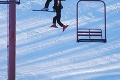 Hrôza na lyžovačke: Chlapček visel z lanovky na otcovej ruke