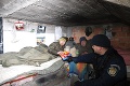 Mestskí policajti rozdávali bezdomovcom ohrievače tela!