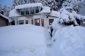 Máli sa vám zimy? Obyvateľov Aljašky trápi osem metrov snehu
