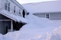 Máli sa vám zimy? Obyvateľov Aljašky trápi osem metrov snehu